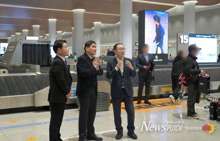 이명구 관세청장(오른쪽)이 20일 대규모 공연을 앞두고 인천국제공항 여객터미널을 찾아 여행자휴대품 통관 현장을 직접 점검하고 있다.