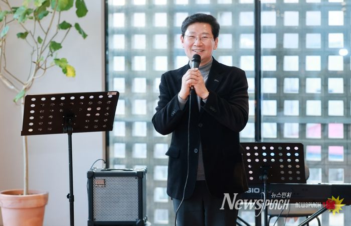 이상일 용인특례시장이 21일 민주평화통일자문회의 용인시협의회 자문위원과 함께하는 봄맞이 음악회에 참석해 인사말 하고 있다