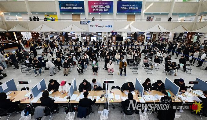 2026년 3월 16일 시청 중앙홀에서 천원주택 예비입주자 접수를 받고 있다