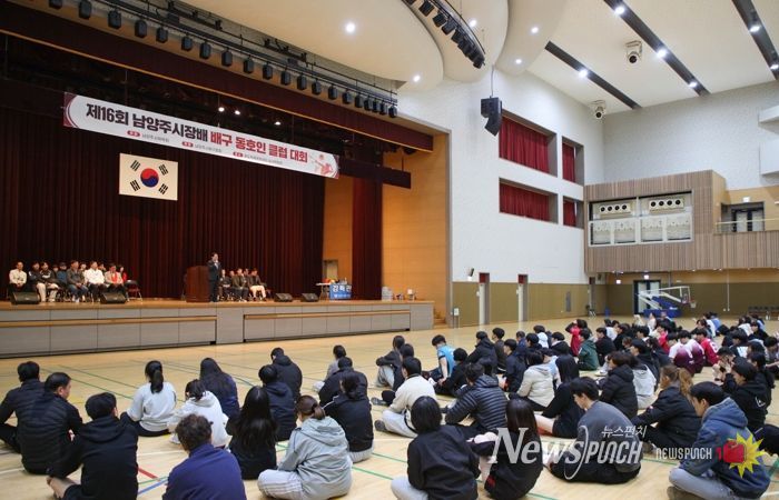 클럽리그 배구대회에서 인사말씀을 전하는 주광덕 시장