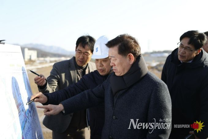 박승원 광명시장이 지난 2월 광명시흥 테크노밸리 공사 현장을 방문해 진행 현황을 점검하고 있다