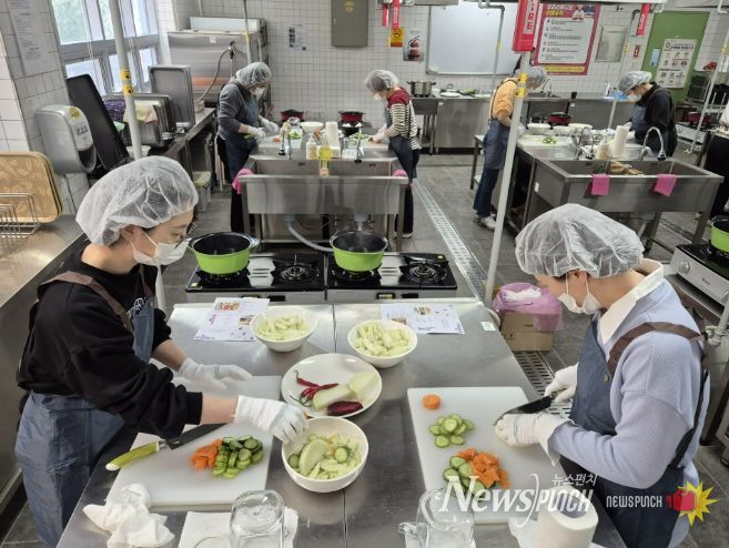화성오산교육지원청, 신규 조리종사자 조리실습으로 학교급식 현장 적응 지원