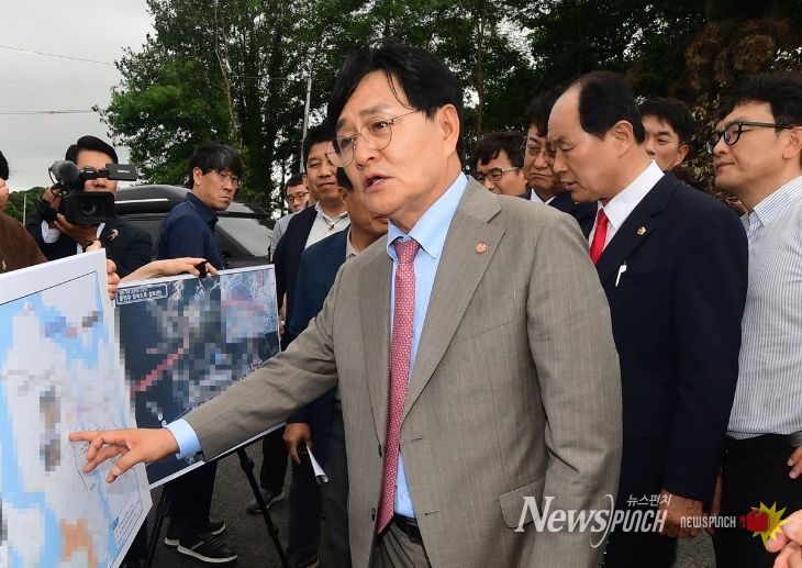 강화군, 계양~강화 고속도로 연계 도로망 구축 속도(지난해 7월 고속도로 건설사업 현장 점검회의 모습)