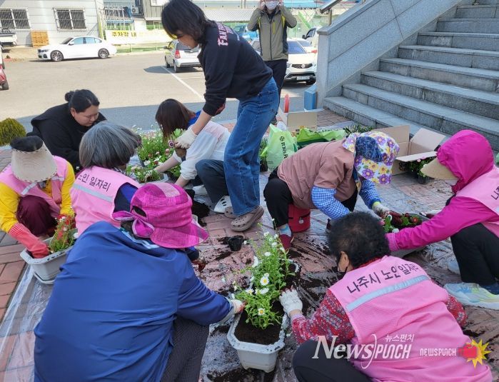나주시가 오는 4월 30일까지 노인일자리 참여자들의 안전한 근로환경 조성을 위해 현장점검에 나선다. 사진은 나주시 노인일자리 참여 모습.