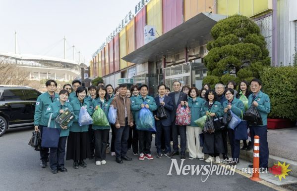 박강수 마포구청장과 간부들이 마포농수산물시장에서 직접 장을 보며 민생경제 회복에 힘을 보탰다.