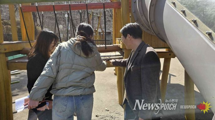 어린이 놀이시설 점검 모습