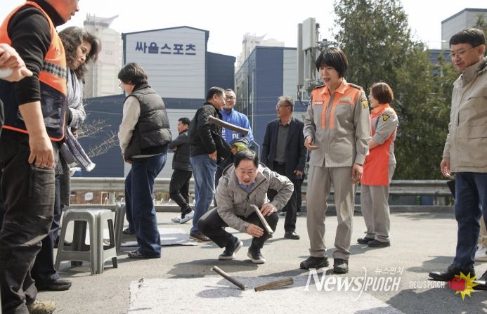 척사대회에 참여 중인 주광덕 시장