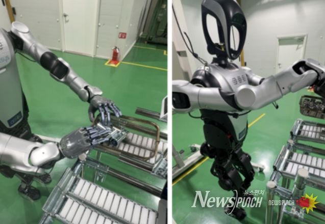 휴머노이드 로봇이 직접 자동차부품 트레이를 들어 세척 바구니로 투입 <경남TP제공>