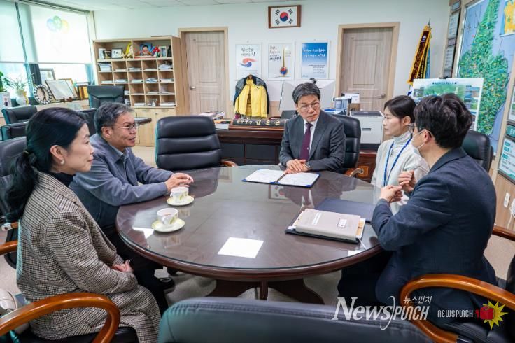 지난 23일, 청양군과 충청남도 홍성의료원이 ‘의료·요양 통합돌봄’ 업무협약을 체결하고 기념 촬영을 하고 있다.