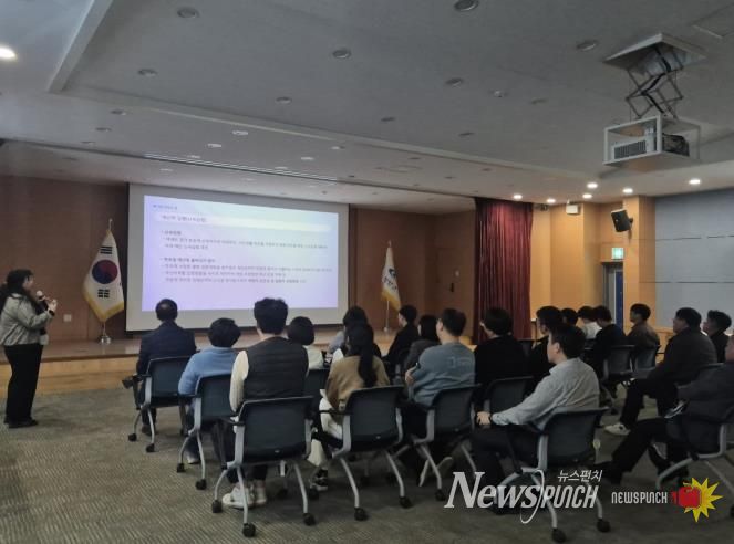 지난 23일, 재정의 날을 맞아 6급 중간관리자들을 대상으로 교육을 진행하고 있다.