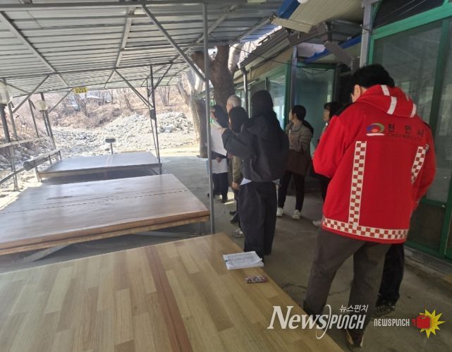 천안시 관계자들이 지난 23일 하천에서 불법 점용 시설물을 점검하고 현장 정비를 독려하고 있다.