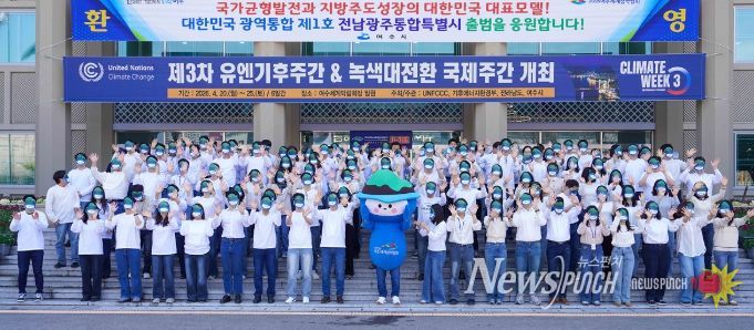 여수시가 섬박람회 입장권 판매 독려하기를 위해 부시장을 비롯한 행정안전국 직원 150여 명이 참여한 가운데 홍보영상 콘텐츠를 자발적으로 기획하고 점심시간을 활용해 촬영을 진행했다.