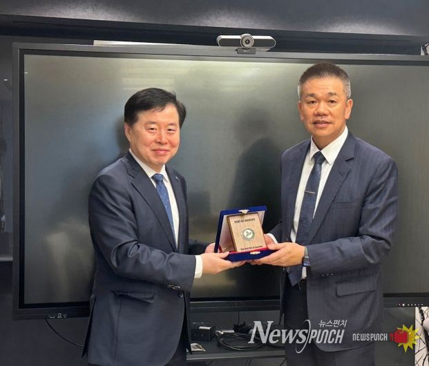 인천항만공사 이경규 사장이 TS라인스 투홍린 총경리에게 기념패를 전달하고 있다.