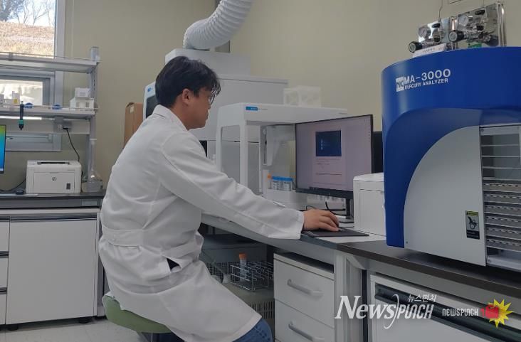 토양검정을 위한 준비 작업 및 분석장비 운용 모습