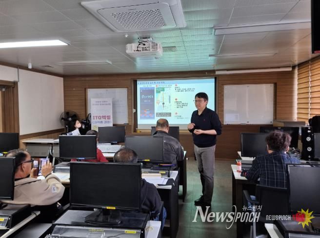 지난 24일 바우처 택시기사들을 대상으로 역량강화 교육을 진행하고 있다.
