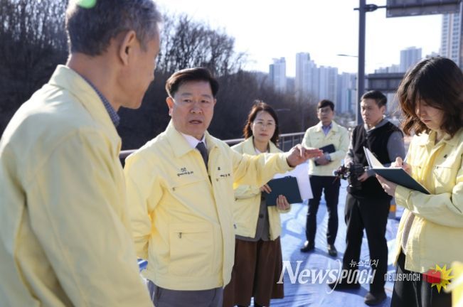 박승원 광명시장이 지난 13일 충훈대교를 방문해 안전 관리에 만전을 가해줄 것을 당부하고 있다.