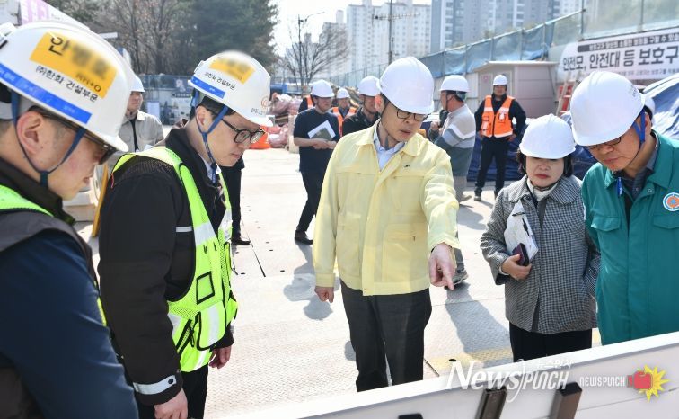 수원시 영통구, 동탄인덕원선 영통역(112정거장) 공사현장 보행환경 현장 행정