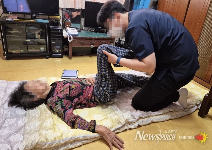 대덕구 맞춤형 방문운동 지원사업에 참여한 물리치료사가 어르신 가정을 방문해 스트레칭을 지도하며 신체 기능 유지를 돕고 있다.