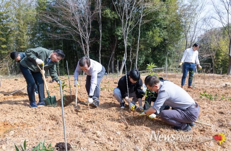 경상국립대학교는 3월 26일 오전 10시 가좌캠퍼스 가좌학술림에서 ‘제81회 식목일 기념행사’를 개최했다.