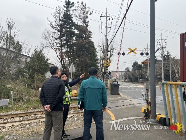 철도건널목 안전 점검 중인 관계자들 모습