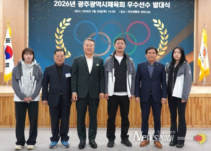 좌부터 서지영(근대5종), 이정하 위원장, 전갑수 회장, 최완영(당구), 김제안 위원장, 김다미(스쿼시)