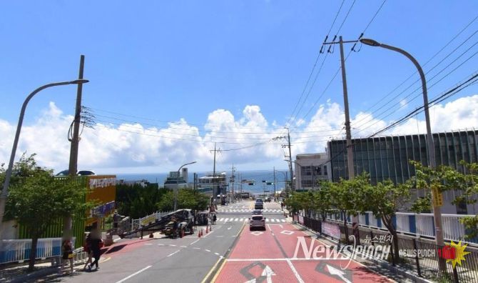 전선 지중화사업을 시행할 청사포 전경. 해변열차가 다니는 해운대 대표 관광지다.