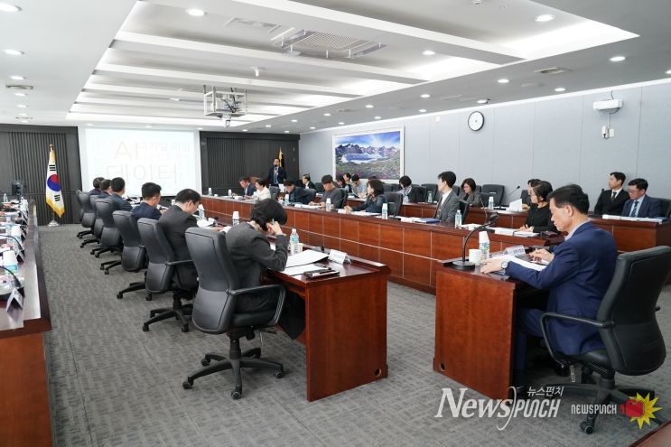 성북구 관계자들이 ‘성북형 AI 모델 개발 및 추진전략 수립 용역 착수보고회’에 참석해 AI 행정 도입 방향을 공유하고 있다.