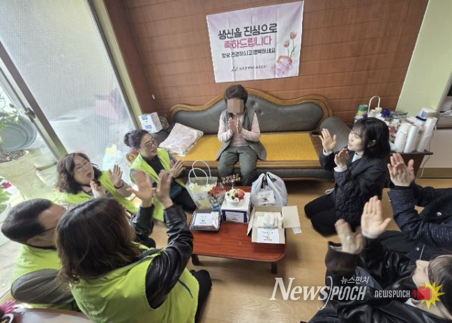 둔포면 행복키움추진단원들이 홀몸 어르신 가정을 방문해 생신을 축하하며 기념촬영을 하고 있다.