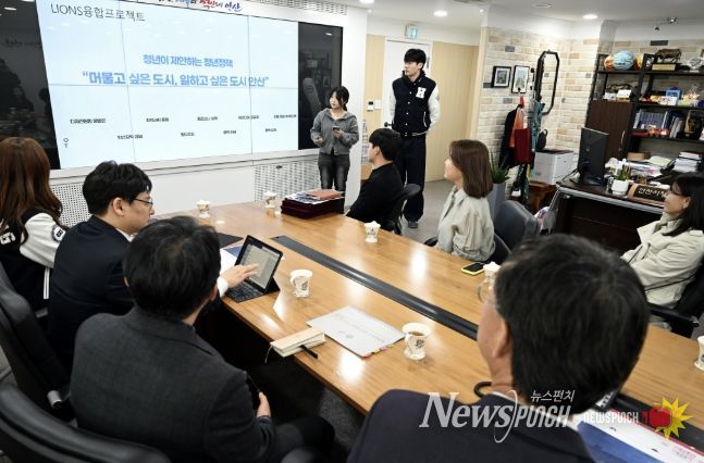 이민근 안산시장이 26일 안산시청에서 열린 '한양대학교 ERICA 대학생 안산시 정책개발 교과과정(청년대로) 발표회'에서 학생들의 발표를 듣고 있다.