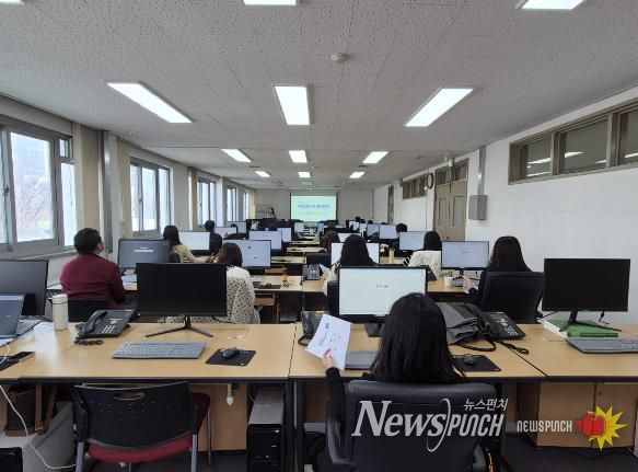 천안시가 서북구청에서 공무원을 대상으로 ‘생성형 AI 업무활용 실습교육’을 실시하고 있다.