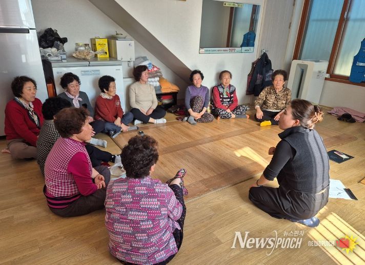 여수시가 3월부터 11월까지 경로당과 마을회관 등 어르신 이용시설을 대상으로 ‘찾아가는 어르신 스마트폰 방문 교육’을 추진한다.