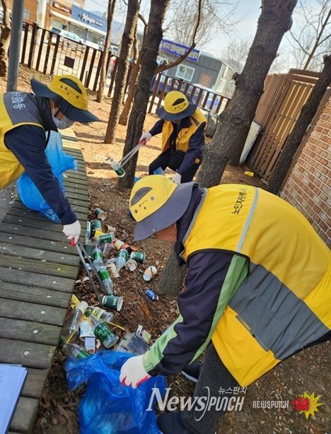 파주시 법원읍 실버경찰대, '2026년 우리 동네 새 단장' 새봄맞이 대청소 실시