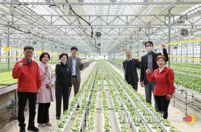 안산시의회 기획행정위원회가 지난 26일 제302회 임시회 중 현장활동을 실시했다. 사진은 이날 기획행정위원회 위원들이 ‘안산팜 영농조합법인’을 방문한 모습.