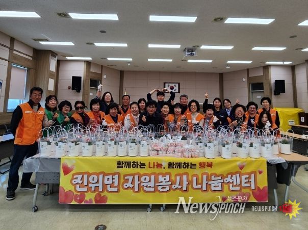 진위면 자원봉사 나눔센터, ‘평택 에너지 지킴이 3.3.3. 운동’ 실천 캠페인과 봄꽃 화분 나눔으로 1인 가구에 온기 전해