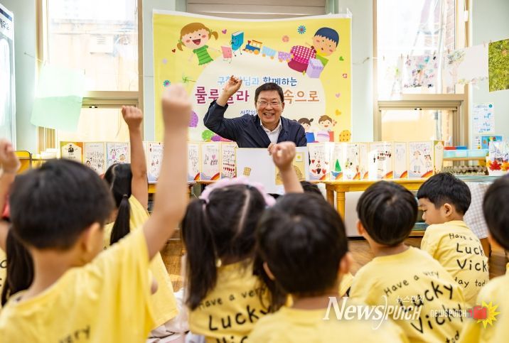 지난해(2025년) 어린이집을 방문하여 동화책 구연을 하고 있는 김경호 광진구청장