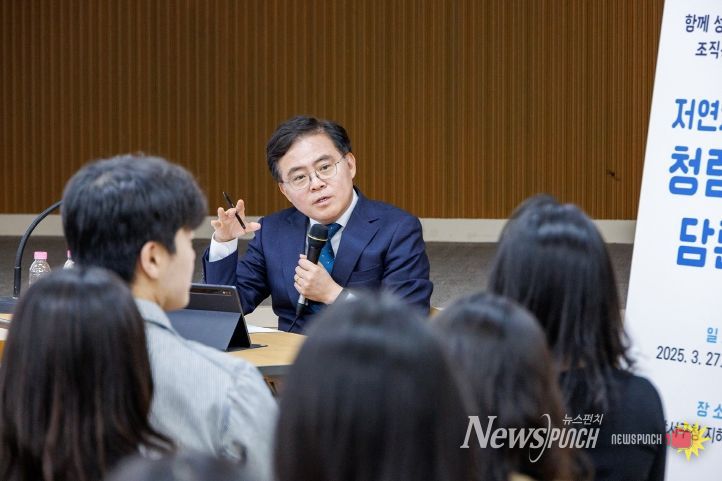 진교훈 서울 강서구청장(정면)이 27일(금) 구청 지하상황실에서 열린 ‘저연차 공무원 청렴소통 담론회’에서 직원들과 이야기를 나누고 있다.