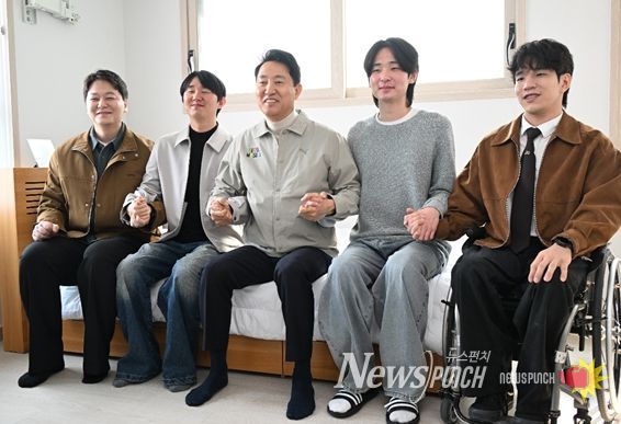 27일(금) 서해수호의 날을 맞아 위국헌신청년주택을 찾은 오세훈 서울시장이 부상제대군인들과 기념사진을 촬영하고 있다.