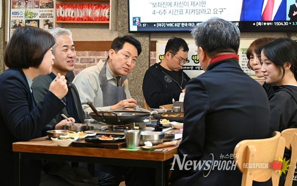 오세훈 서울시장이 27일(금), 소상공인 음식점을 방문해민생 현장의 애로사항과 골목상권 활성화 방안을 청취하고 있다.