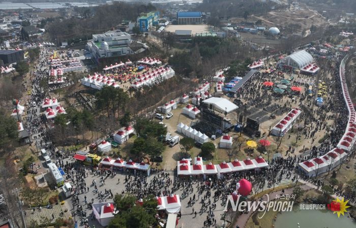 논산시, 딸기향 가득한 족욕장.. 축제 속 힐링