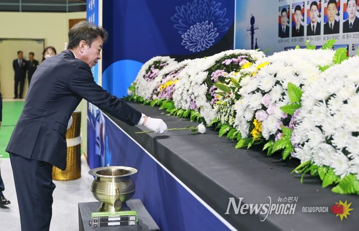 최혁준 경주시 부시장이 27일 황성공원 실내체육관에서 열린 ‘제11회 서해수호의 날’ 기념식에서 서해 수호 55용사를 추모하며 헌화하고 있다.