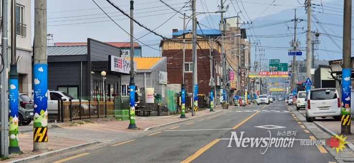 신녕면 일원 전신주와 가로등 등에 ‘영천별아마늘’ 디자인의 광고물 부착 방지 시트가 설치된 모습