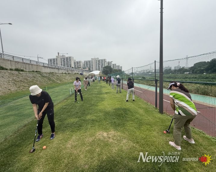 도봉구민들이 녹천교 파크골프장에서 강습을 받고 있다.
