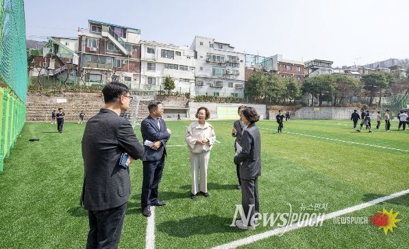 3월 26일 박희영 용산구청장이 용산중학교 인조잔디 운동장을 살펴보고 있다