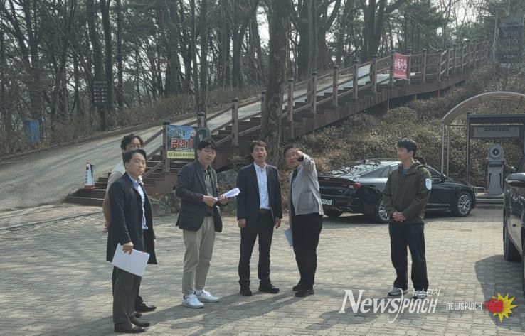 전상욱 부군수(왼쪽 네 번째)가 주요 관광시설을 답사하면서 강희선 관광진흥과장(오른쪽 두 번째)로부터 현황 설명을 듣고 있다.