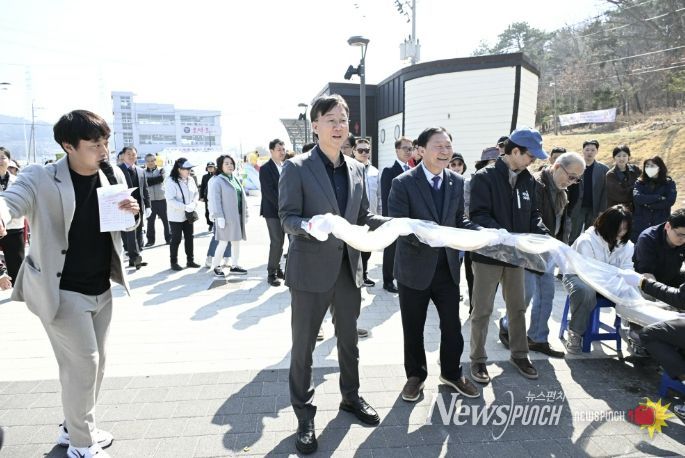 이민근 안산시장(왼쪽 두번째)이 28일 대부북동 구봉도 일원에서 진행된 '봄맞이 골목상권 축제'에서 가래떡 나눔행사에 참여하고 있다.