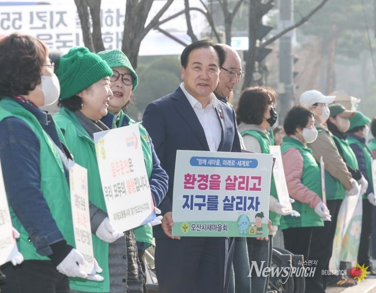 오산시새마을교통봉사대·새마을지도자 오산시 부녀회, 등굣길 교통안전 캠페인 실시