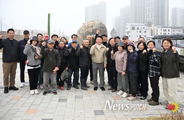 의정부시는 3월 28일 산곡동 독바위문화공원(산곡동 795번지)에서 자원봉사자들과 함께 수국 식재를 진행했다.