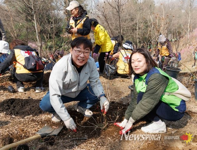 부천시의회 김병전 의장, 시민과 함께 진달래 식재… 식목일 나무심기 동참