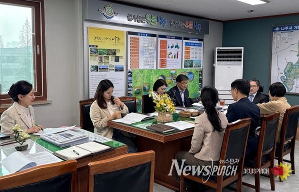 나주시가 지난 26일 강상구 권한대행 주재로 ‘지역밀착형 중앙부처 규제개선 과제 발굴 보고회’를 개최했다.