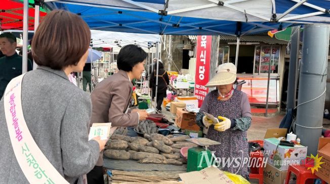 달성군, 통합돌봄 현장 홍보 사진(달성군 관계자들이 30일 현풍백년도깨비시장 상인들을 대상으로 통합돌봄 홍보를 진행 중이다.